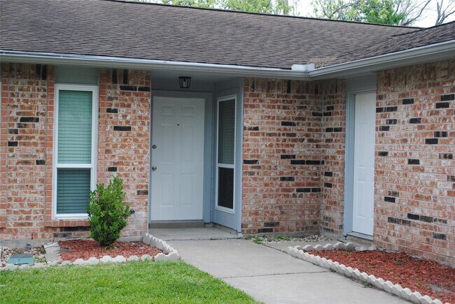 Building Photo - 423 Lee Dr