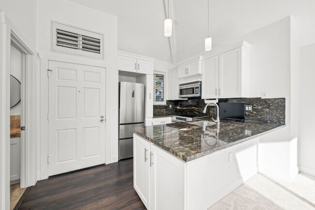 Building Photo - Coastal Corner Loft, Quiet, Bright & Stylish