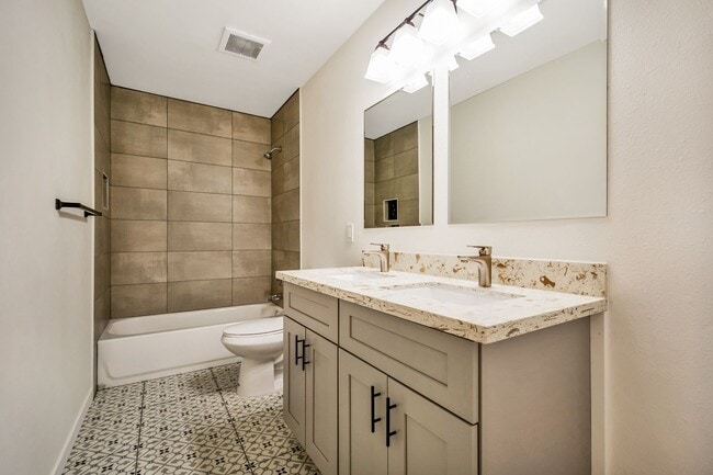 Building Photo - Spacious 6-Bedroom, 3.5-Bath Pool Home Near ASU Campus