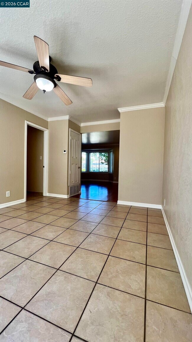 Building Photo - 2828 Royal Ann Ln