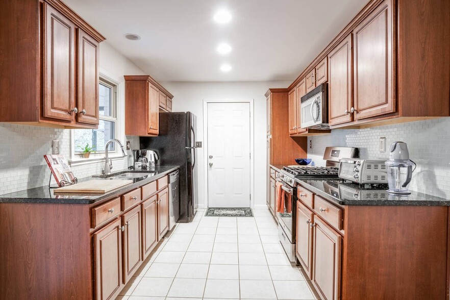 Building Photo - 2461 Fontaine Circle