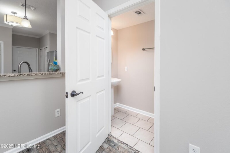 Building Photo - 230 Scrub Jay Dr