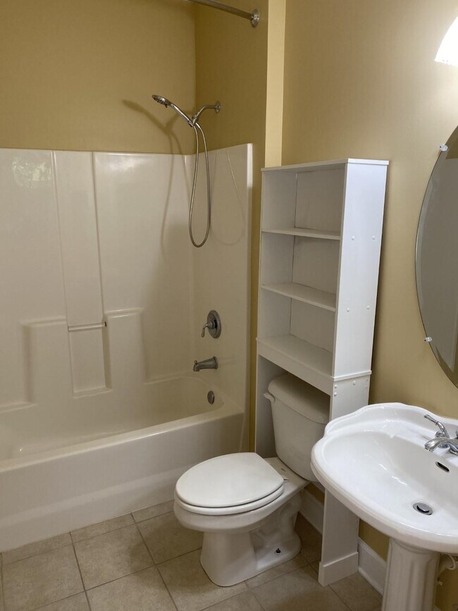 Building Photo - 5650 Barefoot Resort Bridge Rd