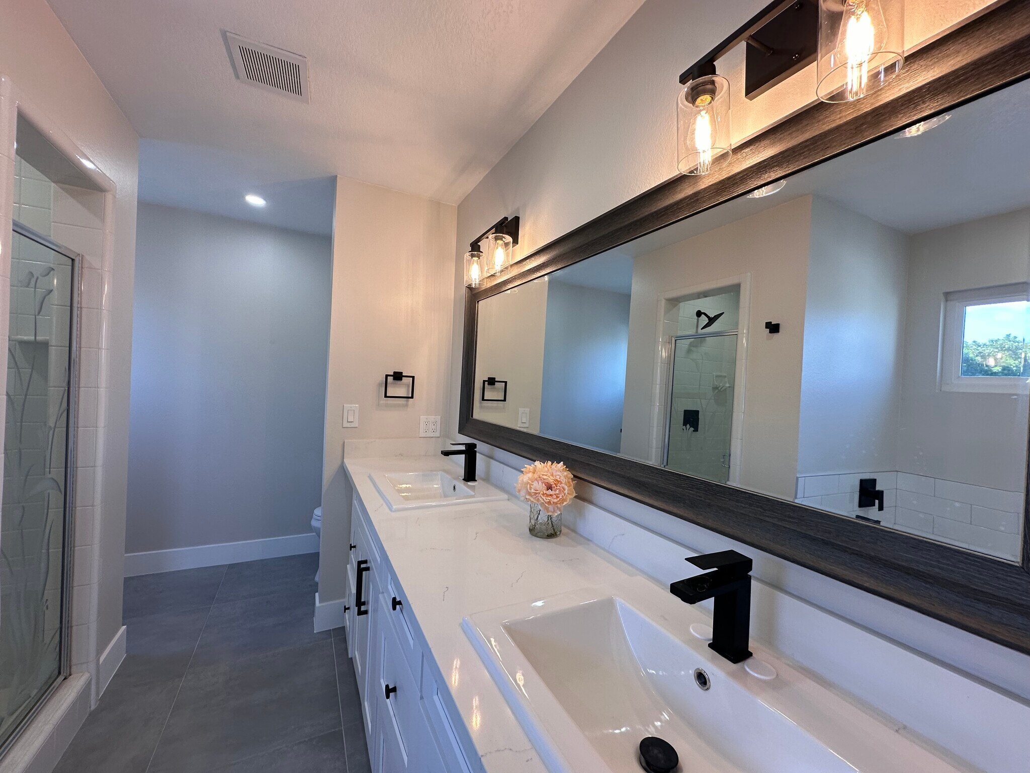 Primary Bedroom with tub & shower - 770 W 2nd St