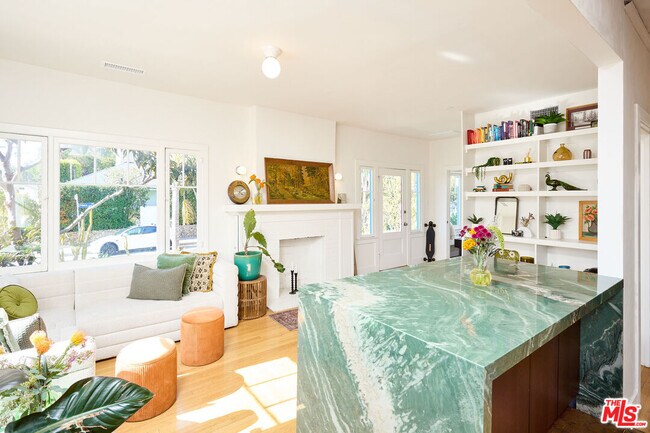 Building Photo - 818 Palms Blvd