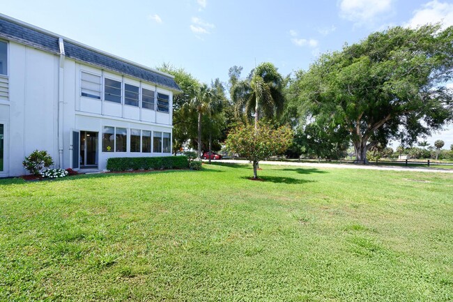 Building Photo - 2920 Lake Osborne Dr