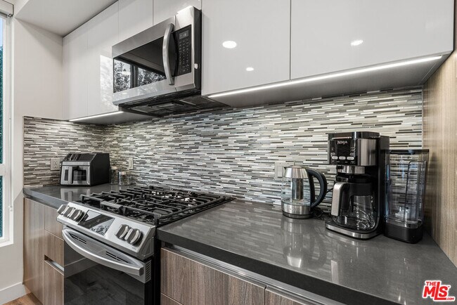 Building Photo - 4806 Sylmar Ave