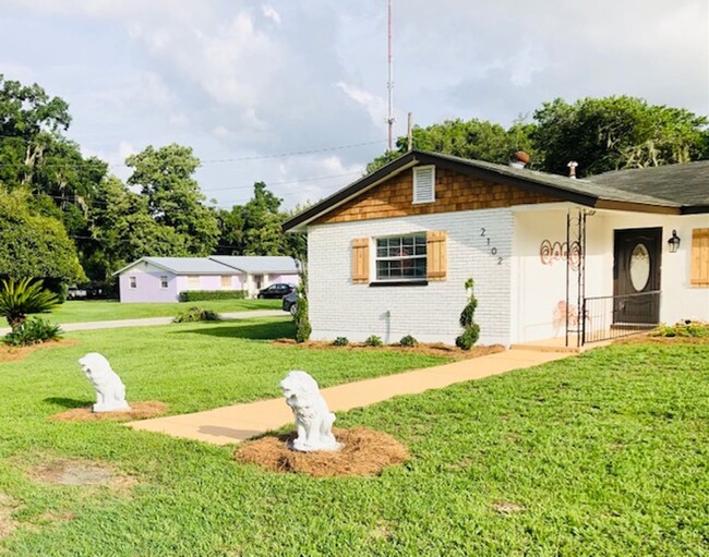 Building Photo - Totally Renovated Single Family Home!