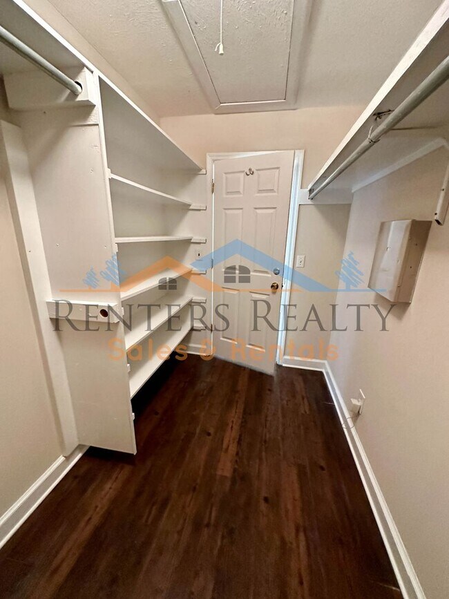 Building Photo - 3 Bedroom House with Storage Building