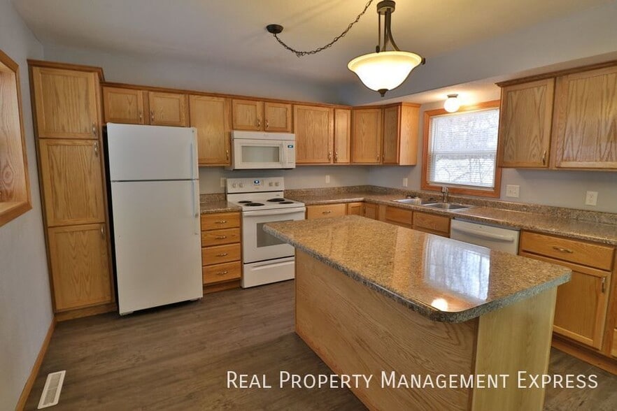 Building Photo - 3 Bedroom Duplex in Eastern Sioux Falls!