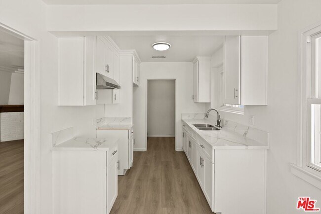 Building Photo - 820 W 98th St