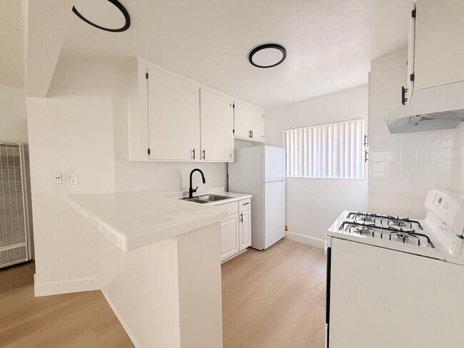Interior Photo - 1651 W. 147th St