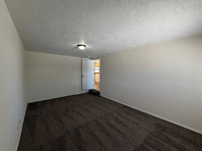 Building Photo - Quaint 4 Bedroom 2 Bathroom Home In The NE!