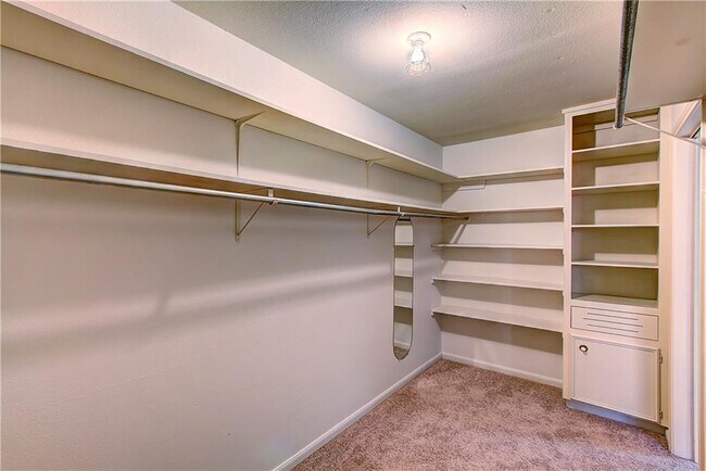Building Photo - 11121 Pinehurst Dr