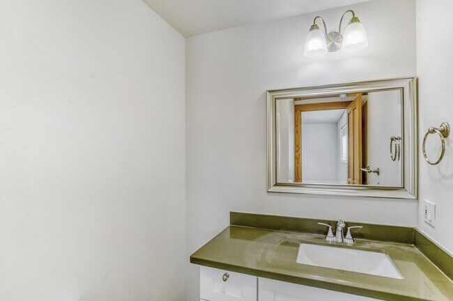 Building Photo - Amazing 3bed/1.5bath with Attached Garage in Kirkland!