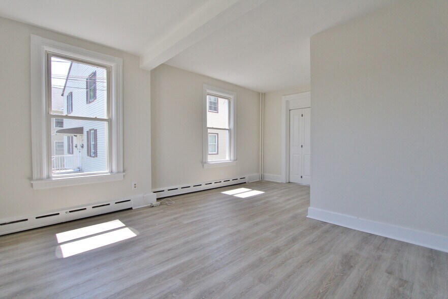 Primary Bedroom - 552 Cumberland St