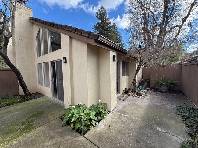 Building Photo - Executive 2-bedroom condo in gated community!