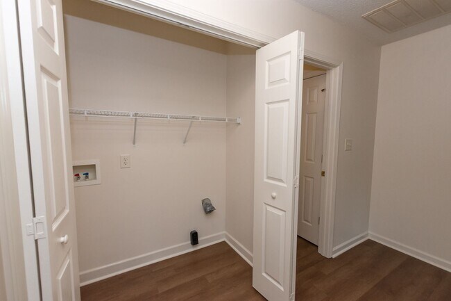 Building Photo - 241 Lakewood Dr