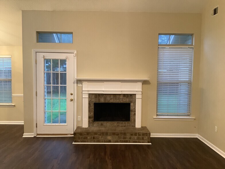 Building Photo - 108 Oak Grove Ln