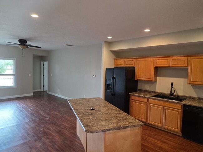 Building Photo - 2 Bed 2 Bath Chatham 1600.00