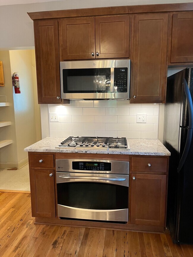 Building Photo - 258 Buckingham Ave