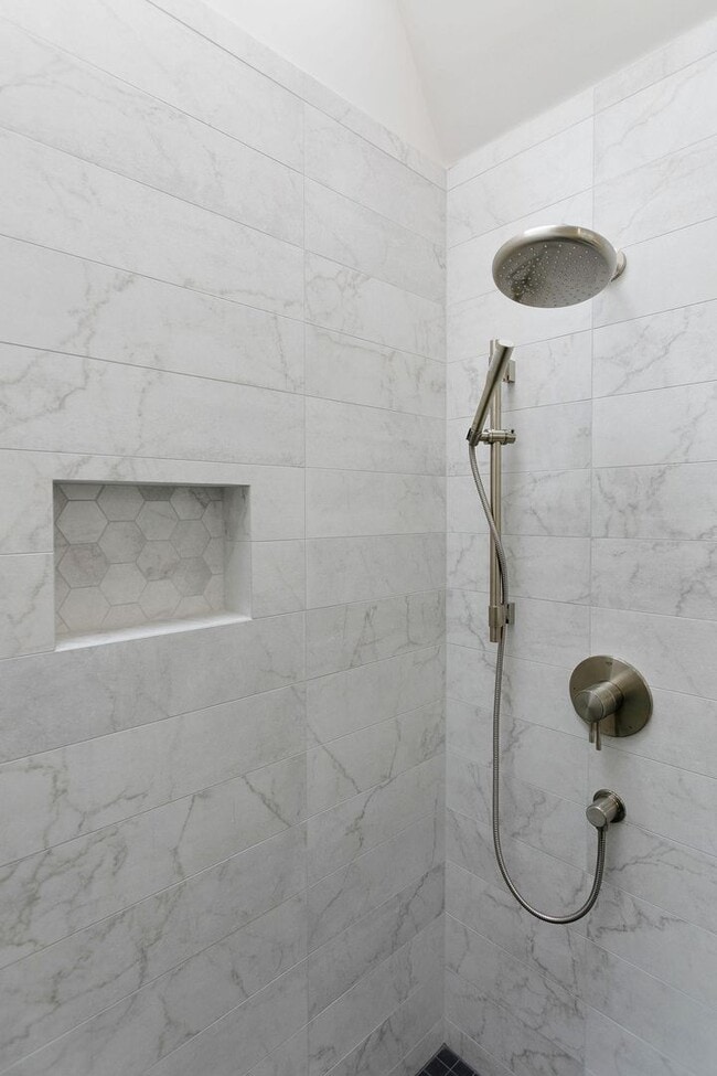 Building Photo - Available 2 Bedroom Unit In The Elmwood!