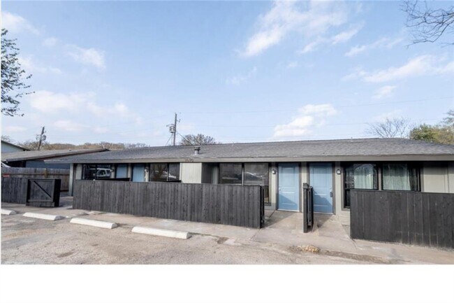 Building Photo - 2610 Ektom Dr