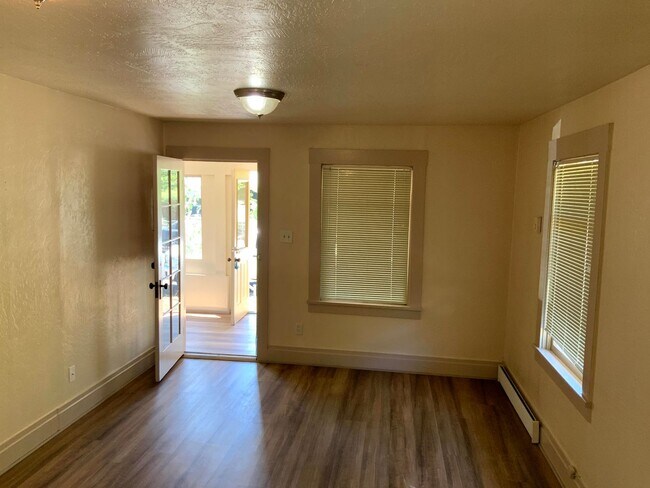 Building Photo - 2 Bedroom House in Springfield