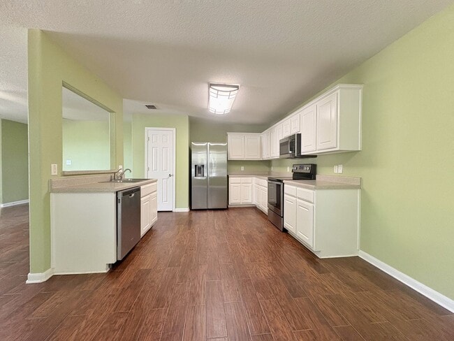 Building Photo - *** Move in special ***