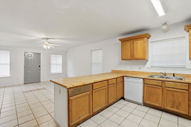 Building Photo - 519 W 6th Ave