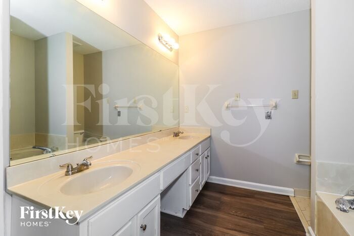 Building Photo - 3555 Northmoor Ave
