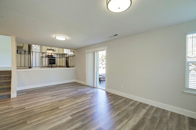 Building Photo - 3Bd/2.5Ba Kent House