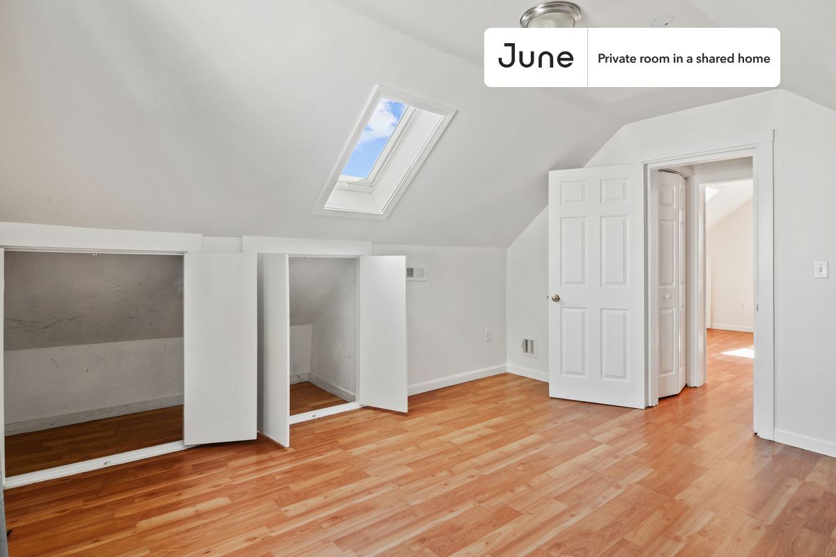 Building Photo - Room in Shared 6 bed/2 bath home