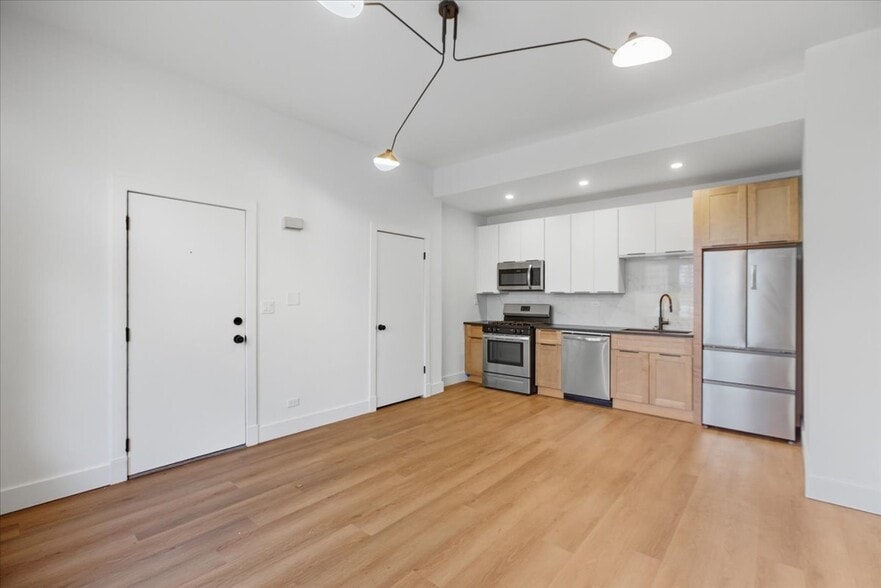 Building Photo - 3211 W Le Moyne St