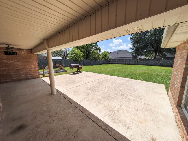 Building Photo - 7647 Rosewood Dr