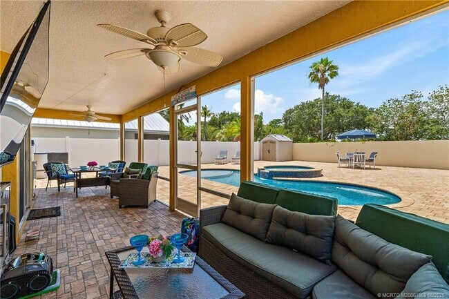 Building Photo - 728 NW Waterlily Pl