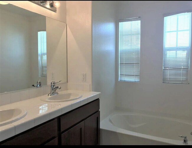 Building Photo - Charming 4 bedroom 4 bathroom in heart of East Lake!