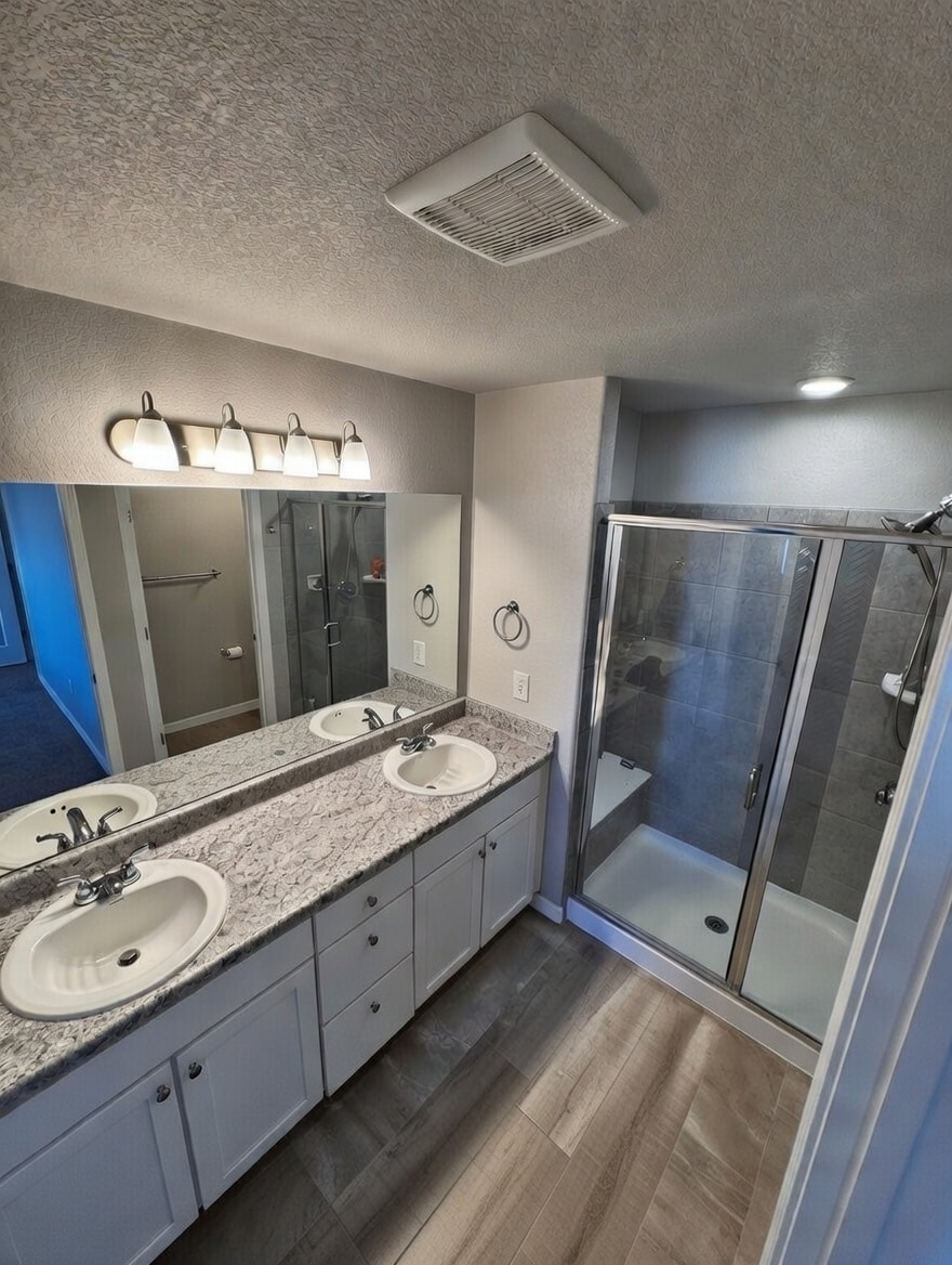 Master bath - 10831 Rowena Wy
