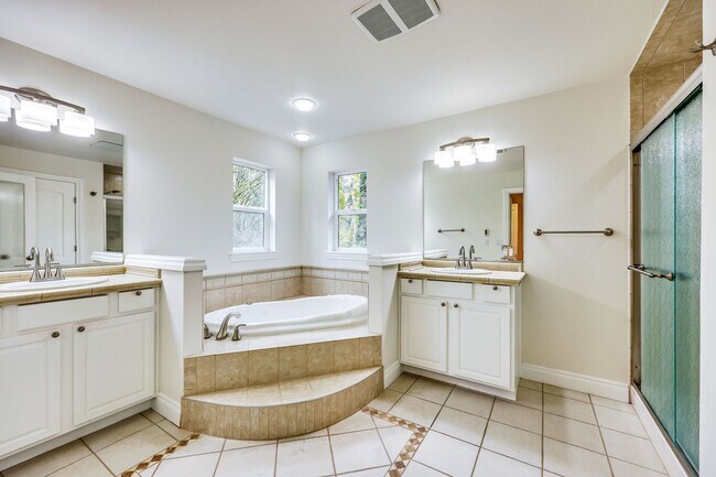 Building Photo - Beautiful Spacious Bainbridge Home