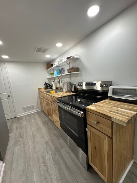 Kitchen - 1042 Laurel Grove Rd