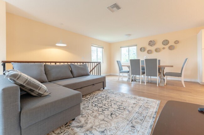 Building Photo - Contemporary New home in Monrovia