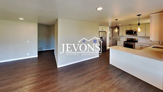 Building Photo - Near Randall Park - Charming home with two kitchens and washer/dryer included!