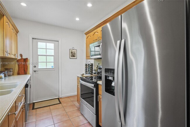 Building Photo - 924 El Rado St