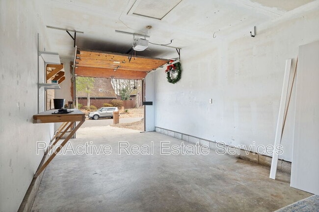 Building Photo - 5761 Luck Ln