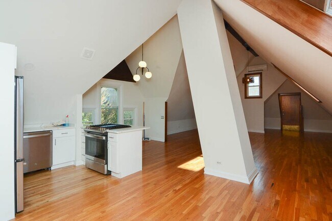 Building Photo - 1111 W Roscoe St