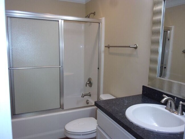 Building Photo - Beautifully Landscaped 2 Bedroom 1 Bath Home in College Park