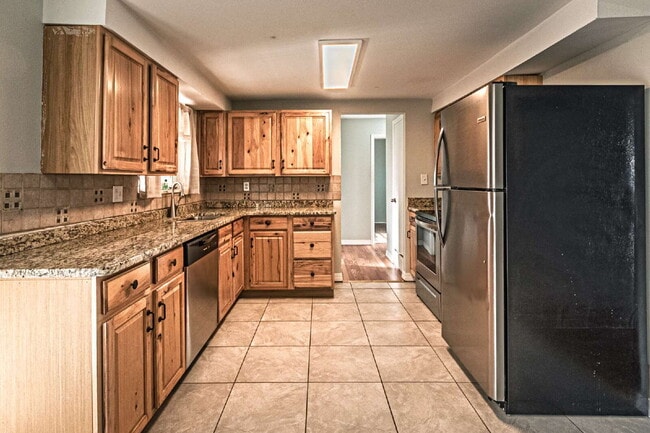 Building Photo - 5 bedrooms ,2 bathrooms and on 0.32 acres for rent