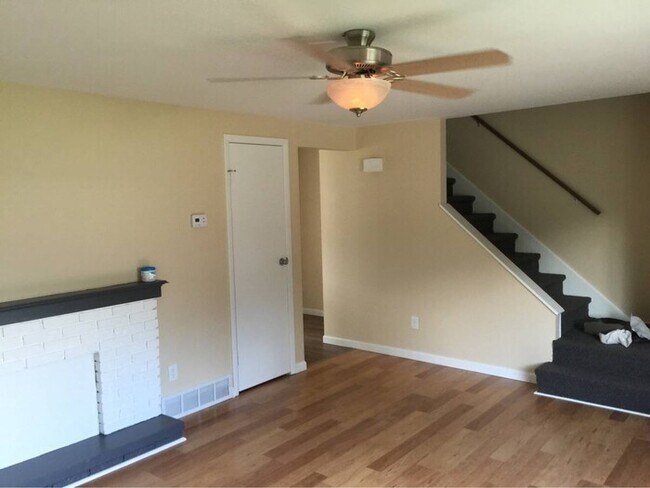Building Photo - 3 bedroom 1.5 bath townhouse - Ask about our security deposit alternative!!