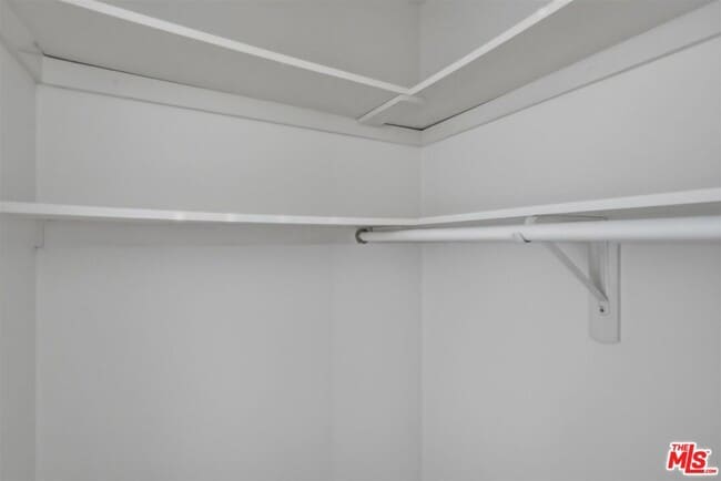 Building Photo - 435 N Oakhurst Dr