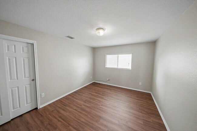Building Photo - 11114 Hillsdale Loop